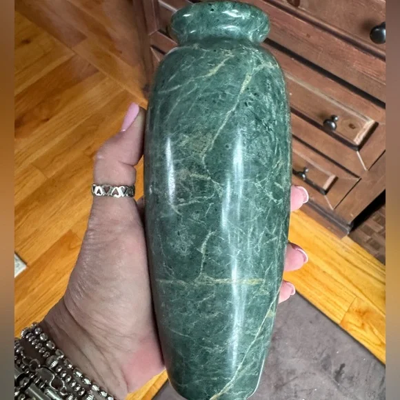 Vintage Rich Green Serpentine Stone Carved Vase 7” Mid Century - Picture 2 of 4